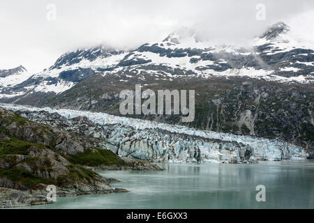 Lamplugh Glacier è un 8 miglio-lungo (13 km) ghiacciaio situato nel Parco Nazionale e Riserva di Glacier Bay in Alaska, visto dal n. Foto Stock