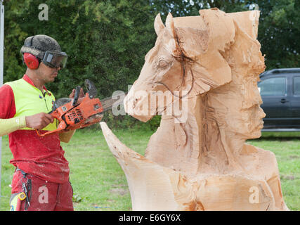 Knutsford, Cheshire, Regno Unito. 23 Ago, 2014. Carver, Hikaro Kodamo dal Giappone competere nel decimo English Aperto Chainsaw Carving concorrenza a Cheshire Showground, Knutsford. Parte del gioco di Cheshire e fiera di paese che continua oltre il lunedì festivo. Credito: Howard Barlow/ Alamy Live News Foto Stock