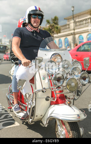 Mod all Weekender, Brighton 2014, Madeira Drive, Brighton, East Sussex, REGNO UNITO . Si tratta di un evento annuale della cultura britannica dei Mod sulla costa meridionale dell'Inghilterra con lo scooter classico come mezzo di trasporto scelto. 23 agosto 2014 David Smith/Alamy Live News Foto Stock