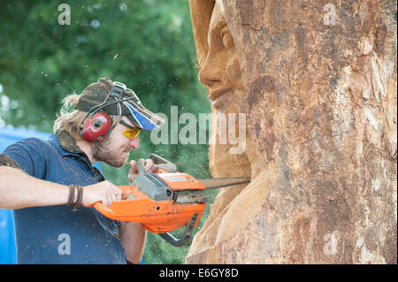 Knutsford, Cheshire, Regno Unito. 23 Ago, 2014. Carver, Sebastian Seiffert di Germania competere nel decimo English Aperto Chainsaw Carving concorrenza a Cheshire Showground, Knutsford. Parte del gioco di Cheshire e fiera di paese che continua oltre il lunedì festivo. Credito: Howard Barlow/ Alamy Live News Foto Stock