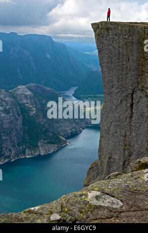 Visitatore sul Prekestolen, pulpito Rock, al Lysefjord, Rogaland provincia, Norvegia Foto Stock