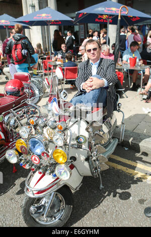 Mod all Weekender, Brighton 2014, Madeira Drive, Brighton, East Sussex, REGNO UNITO . Si tratta di un evento annuale della cultura britannica dei Mod sulla costa meridionale dell'Inghilterra con lo scooter classico come mezzo di trasporto scelto. 23 agosto 2014 David Smith/Alamy Live News Foto Stock