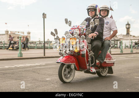 Mod all Weekender, Brighton 2014, Madeira Drive, Brighton, East Sussex, REGNO UNITO . Si tratta di un evento annuale della cultura britannica dei Mod sulla costa meridionale dell'Inghilterra con lo scooter classico come mezzo di trasporto scelto. 23 agosto 2014 David Smith/Alamy Live News Foto Stock