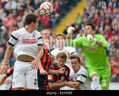 Francoforte sul Meno si Alexander Meier (2ND-L), Marco Russ (C), Freiburg's Marc-Oliver Kempf (L-R), Pavel Krmas, Julian Schuster, Christian Guenter e portiere Buerki romana si contendono la palla durante la Bundesliga tedesca match tra Eintracht Francoforte e SC Freiburg a Commerzbank Arena di Francoforte sul Meno, Germania, 23 agosto 2014. Foto: ARNE DEDERT/dpa (ATTENZIONE: grazie alle linee guida di accreditamento, il DFL consente solo la pubblicazione e utilizzazione di fino a 15 immagini per corrispondenza su internet e nei contenuti multimediali in linea durante la partita). Foto Stock