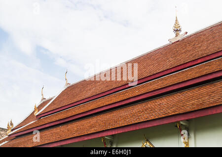 Antico tetto del tempio thailandese di Chiang Mai, stock photo Foto Stock