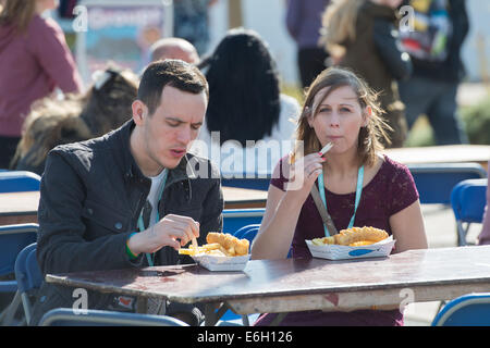 Portsmouth, Hampshire, Regno Unito. 23 Agosto, 2014. Vittorioso Festival - Sabato, Southsea, Hampshire, Inghilterra. Pesce Chip e pranzo presso il festival. Credito: MeonStock/Alamy Live News Foto Stock