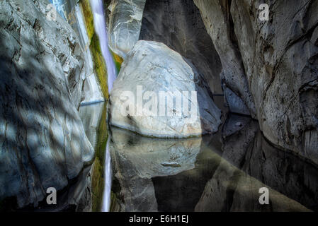 Tahquitz cade e riflessione. Tahquitz Canyon, Palm Springs, California Foto Stock