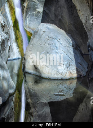 Tahquitz cade e riflessione. Tahquitz Canyon, Palm Springs, California Foto Stock