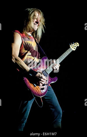 Rama, Ontario, Canada. Il 22 agosto, 2014. STEVE MORSE di inglese leggendaria rock band Deep Purple perfroms al Casino Rama. Credito: Igor Vidyashev/ZUMA filo/Alamy Live News Foto Stock