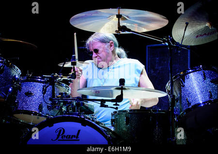 Rama, Ontario, Canada. Il 22 agosto, 2014. IAN PAICE di inglese leggendaria rock band Deep Purple perfroms al Casino Rama. Credito: Igor Vidyashev/ZUMA filo/Alamy Live News Foto Stock