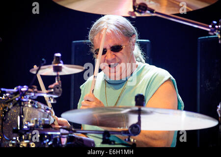 Rama, Ontario, Canada. Il 22 agosto, 2014. IAN PAICE di inglese leggendaria rock band Deep Purple perfroms al Casino Rama. Credito: Igor Vidyashev/ZUMA filo/Alamy Live News Foto Stock