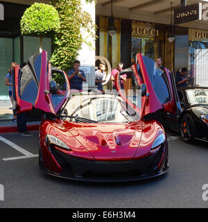 San Jose, California - 23 agosto 2014 una rara 2015 McLaren P1 plug-in hybrid auto parcheggiate al di fuori di un negozio di Gucci. Solo 375 automobili sono stati realizzati e questo costo $1.2 milioni di dollari. Credito: Lisa Werner/Alamy Live News Foto Stock