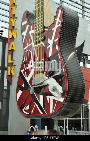 Segno di chitarra al di fuori di Hard Rock Cafe, l'Universal CityWalk Hollywood Los Angeles, California, Stati Uniti d'America Foto Stock