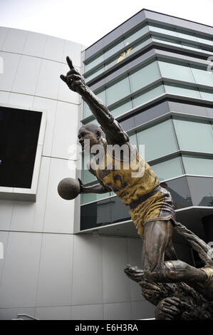 Statua di Earvin 'Magia' Johnson, Jr., da Omri Amrany e Gary Tillery. LA Lakers Staples Center di Los Angeles, California, Stati Uniti d'America Foto Stock