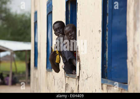 Dinka bambini presso la scuola di Abathok villaggio vicino Agok, provincia di Abyei, Sudan / Sud Sudan. Foto Stock