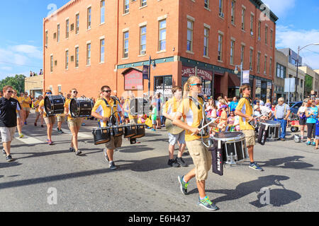 Loveland, Colorado, Stati Uniti d'America - 23 August 2014. Il Thompson Valley High School Marching Band suona presso l'Old-Fashioned mais Festival arrosto Parade. Il festival è il più antico festival della comunità in Loveland. Credit: Ed Endicott/Alamy Live News Foto Stock