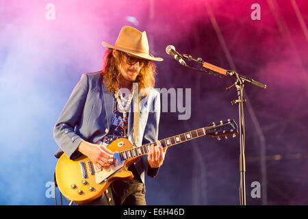 Portsmouth, Hampshire, Regno Unito. 23 Agosto, 2014. Vittorioso Festival - Sabato, Southsea, Hampshire, Inghilterra. Razorlight sul palco durante il loro set. Credito: MeonStock/Alamy Live News Foto Stock