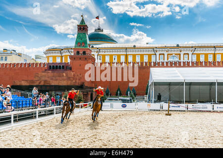 Piazza Rossa di Mosca, Russia. 23 Agosto, 2014. Esercizi di Club equestre Cremlino Scuola di Equitazione piloti sulla piazza Rossa di Mosca, Russia, Sabato, Agosto 23, 2014 Credit: Alex Immagini/Alamy Live News Foto Stock