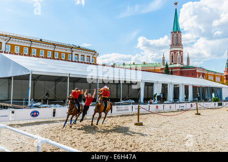 Piazza Rossa di Mosca, Russia. 23 Agosto, 2014. Trucco esercizi di equitazione del Club equestre Cremlino Scuola di Equitazione piloti sulla piazza Rossa di Mosca, Russia, Sabato, Agosto 23, 2014 Credit: Alex Immagini/Alamy Live News Foto Stock