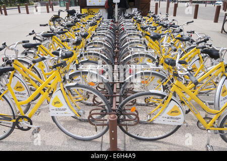 Yélo self service noleggio biciclette punto a La Rochelle, Charente-Maritime, Francia, Europa Foto Stock