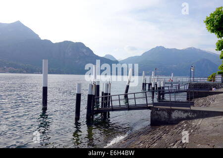 Moli e le montagne sullo sfondo del lago di Como, Italia Foto Stock