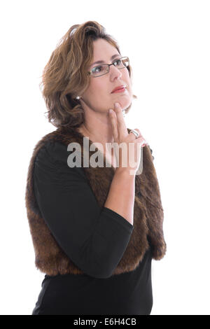 Isolato di mezza età business donna che guarda pensieroso e di dubbio. Foto Stock