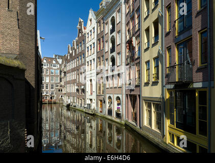 Monumentali facciate delle case di Amsterdam lungo un canale Foto Stock