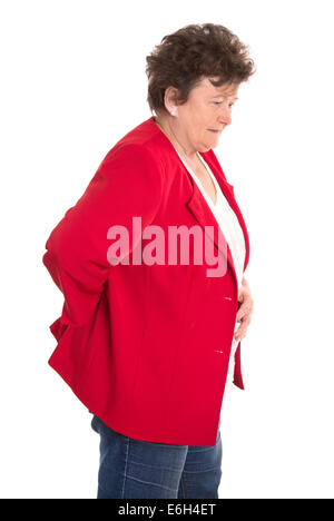 Femmina isolato senior in rosso ha mal di schiena o reumatismi indossando giacca. Foto Stock