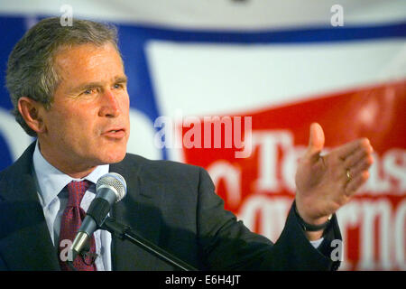 Maggio 15, 1998; Socorro, TX, Stati Uniti d'America; George Bush, poi governatore del Texas, campagne per la rielezione al governatore del Texas in un rally in Socorro, TX, un sobborgo di El Paso, 15 maggio 1998. Bush, un repubblicano, battuti pesantemente nella Mexican-American, e fortemente comunità democratica intorno a El Paso. Bush, che parla spagnolo, è stato uno dei primi repubblicani alla campagna con successo nell'Mexican-American europee nel sud del Texas. © Jack Kurtz/ZUMAPRESS.com/Alamy Live News Foto Stock