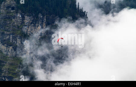 Parapendio volare sopra la Valle di Lauterbrunnen, Svizzera Foto Stock