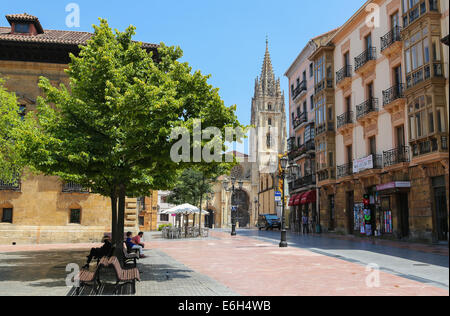 OVIEDO, Spagna - 17 luglio 2014: la piazza centrale e la Cattedrale di San Salvador nel centro di Oviedo, Asturias, Spagna. Foto Stock