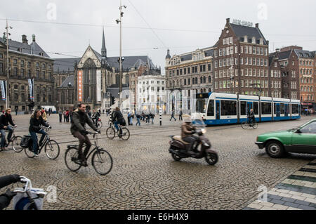 Il traffico sulla Piazza Dam in Amsterdam, Paesi Bassi Foto Stock