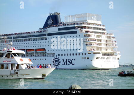 MSC nave da crociera attraversando la laguna di Venezia, Italia Foto Stock