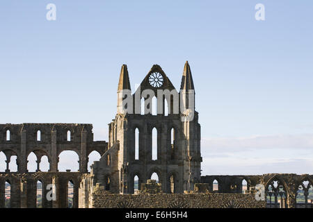 Whitby Abbey facciata in inizio di mattina di sole. Foto Stock