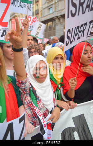 Le donne chiedono la pace e per protestare contro gli attacchi israeliani nella Striscia di Gaza nel corso di una manifestazione a Madrid il 18 luglio, 2014 Foto Stock