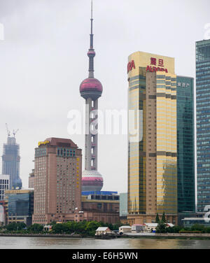 Vista di Pudong Business District Shanghai dal Bund attraverso il Fiume Huangpu Foto Stock