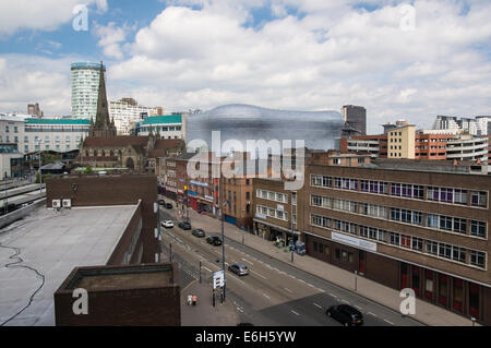 Moat Lane Street con St Martin nella Bull Ring Church e l'edificio Selfridges a Birmingham West Midlands Inghilterra Regno Unito Regno Unito Foto Stock