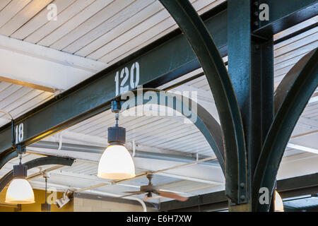 Supporto in acciaio di pilastri e di travi con i numeri per la vendita si spegne al mercato francese nel Quartiere Francese di New Orleans Foto Stock