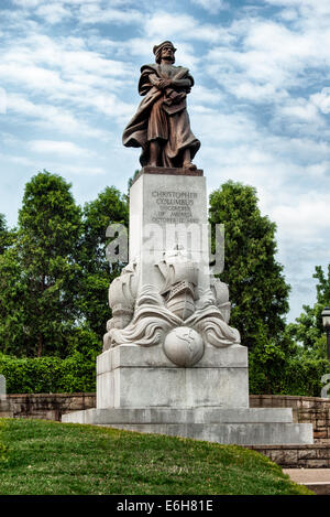 Frank Vittor del 50-piede statua in bronzo di Cristoforo Colombo si trova a Pittsburgh's Schenley parco vicino Phipps conservatorio. Foto Stock