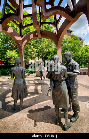 Il Vietnam Veterans' monumento, sulla sponda settentrionale di Pittsburgh, Pennsylvania, mostra la vita di soldati di dimensioni e riunificazione delle famiglie. Foto Stock