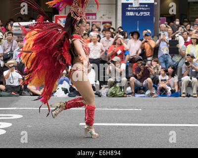 Tokyo, Giappone. 23 Ago, 2014. In ballo le strade alla trentatreesima Asakusa Samba Festival a Tokyo in Giappone. Sabato 23 agosto 2014. Credito: Chris Willson/Alamy Live News Foto Stock