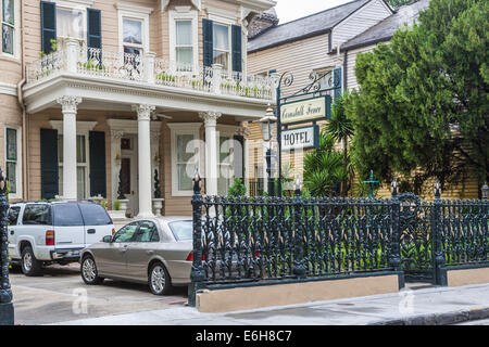 Ferro battuto recinzione conformato come gli stocchi mais circonda il famoso recinto Cornstalk Hotel nel Quartiere Francese di New Orleans, LA Foto Stock