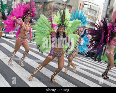 Tokyo, Giappone. 23 Ago, 2014. In ballo le strade alla trentatreesima Asakusa Samba Festival a Tokyo in Giappone. Sabato 23 agosto 2014. Credito: Chris Willson/Alamy Live News Foto Stock