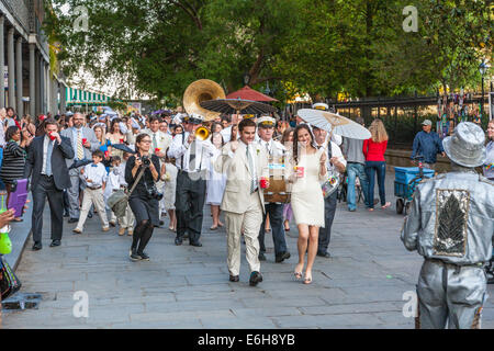 Marcia nuziale con jazz band su Jackson Square nel Quartiere Francese di New Orleans Foto Stock