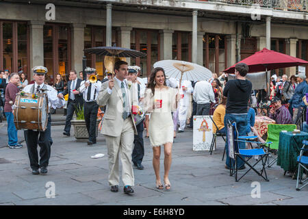 Marcia nuziale con jazz band su Jackson Square nel Quartiere Francese di New Orleans Foto Stock