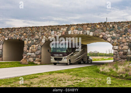 Tiffin Allegro Open Road camper sotto un ponte di pietra ad arco vicino al Prophetstown State Park a West Lafayette, Indiana Foto Stock