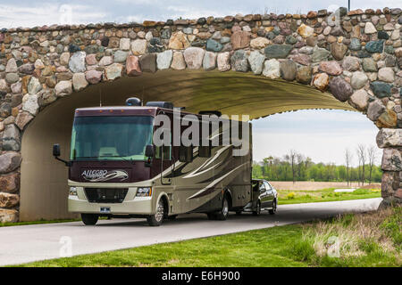 Tiffin Allegro Open Road camper sotto un ponte di pietra ad arco vicino al Prophetstown State Park a West Lafayette, Indiana Foto Stock