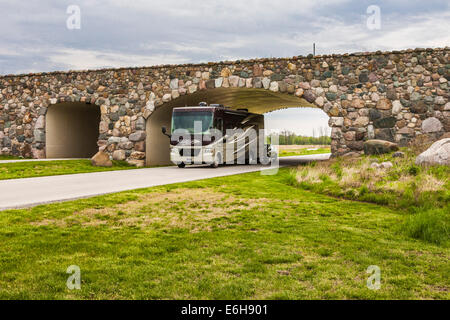 Tiffin Allegro Open Road camper sotto un ponte di pietra ad arco vicino al Prophetstown State Park a West Lafayette, Indiana Foto Stock