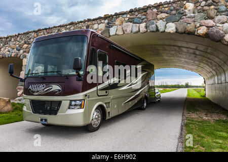 Tiffin Allegro Open Road camper sotto un ponte di pietra ad arco vicino al Prophetstown State Park a West Lafayette, Indiana Foto Stock