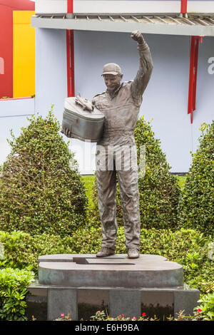 Statua di Dale Earnhardt Sr. al Daytona International Speedway di Daytona Beach, Florida Foto Stock